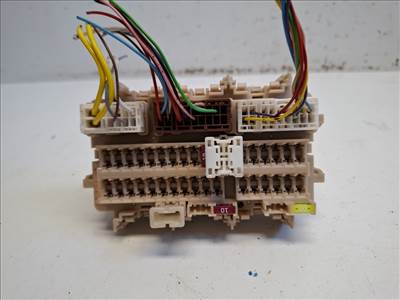 Nissan Navara (D23) jobb biztosítéktábla utastér