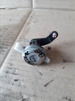 Renault Master Bal Első Ajtó Zárbetét