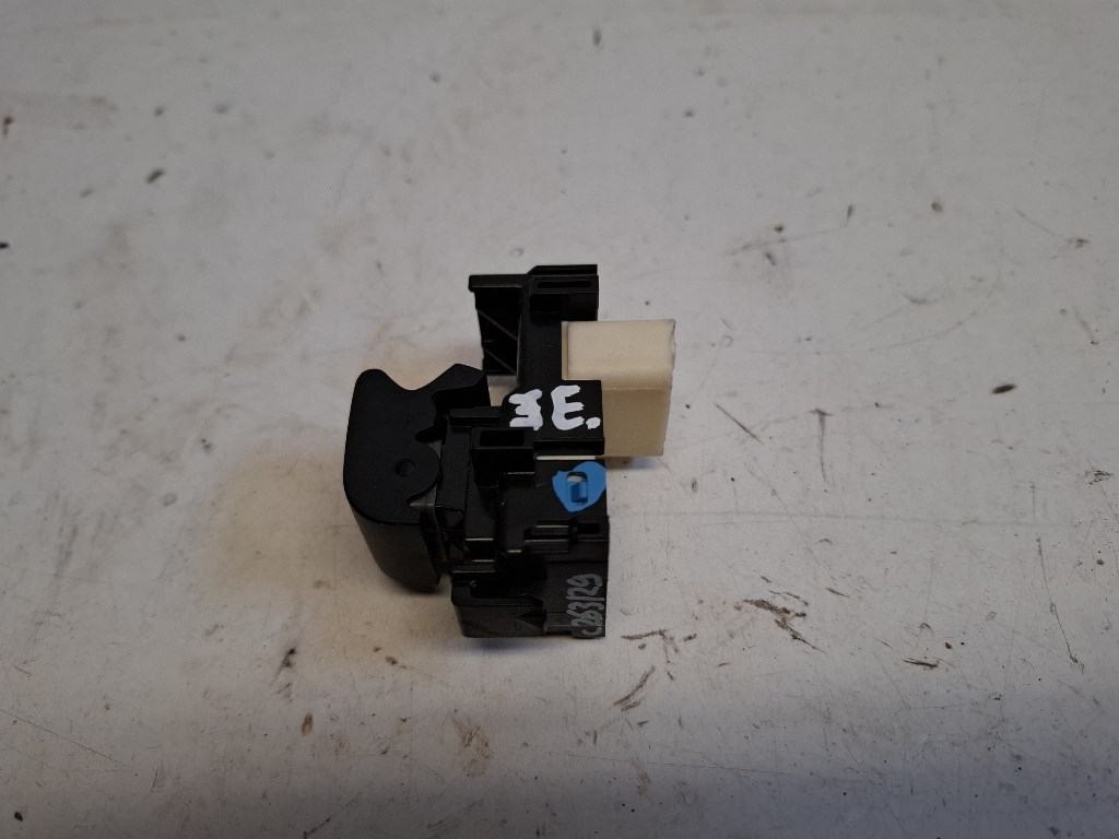 Toyota Yaris (XP130) jobb elsõ ablakemelõ kapcsoló 2. kép