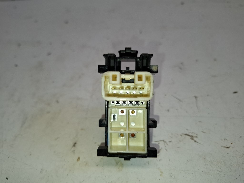 Toyota Yaris (XP130) jobb elsõ ablakemelõ kapcsoló 3. kép