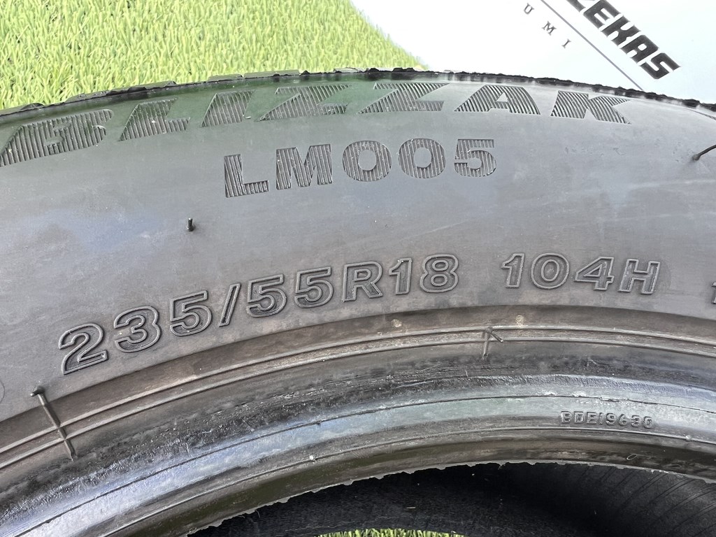 235/55 R18 Bridgestone Blizzak LM005 téli gumi 5mm 5. kép