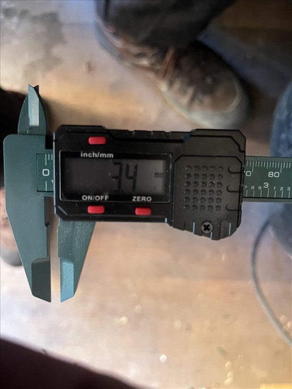  5x108 lyukosztású 16” (gyári felni) lemezfelni, rajta 215/60 használt Hankook téli gumi gumi 1. kép