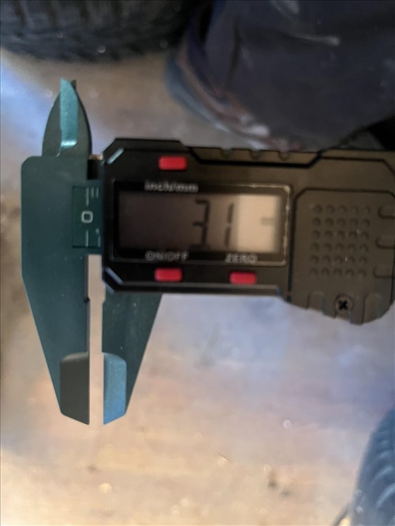  5x108 lyukosztású 16” (gyári felni) lemezfelni, rajta 215/60 használt Hankook téli gumi gumi 2. kép