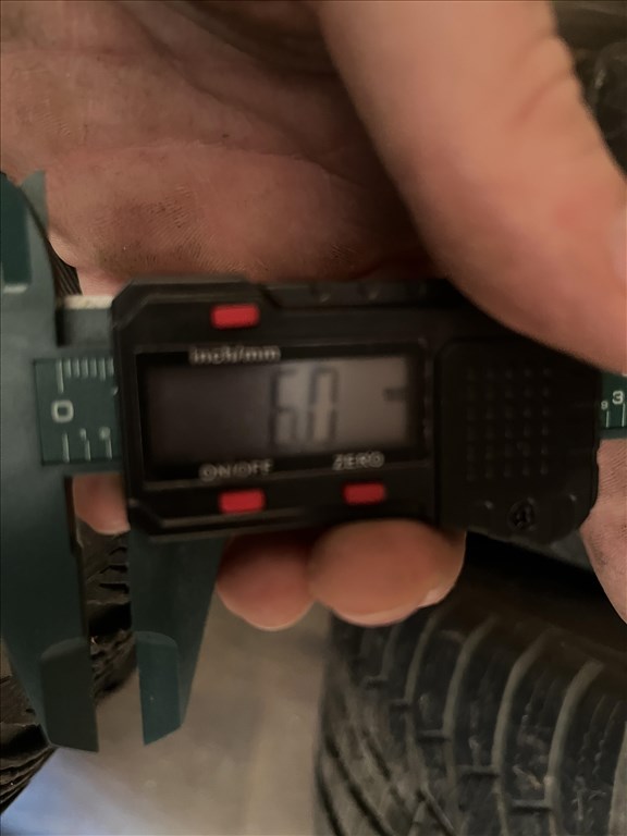  5x108 lyukosztású 16” (gyári felni) lemezfelni, rajta 215/60 használt Hankook téli gumi gumi 3. kép