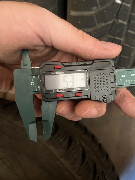  5x108 lyukosztású 16” (gyári felni) lemezfelni, rajta 215/60 használt Hankook téli gumi gumi 4. kép