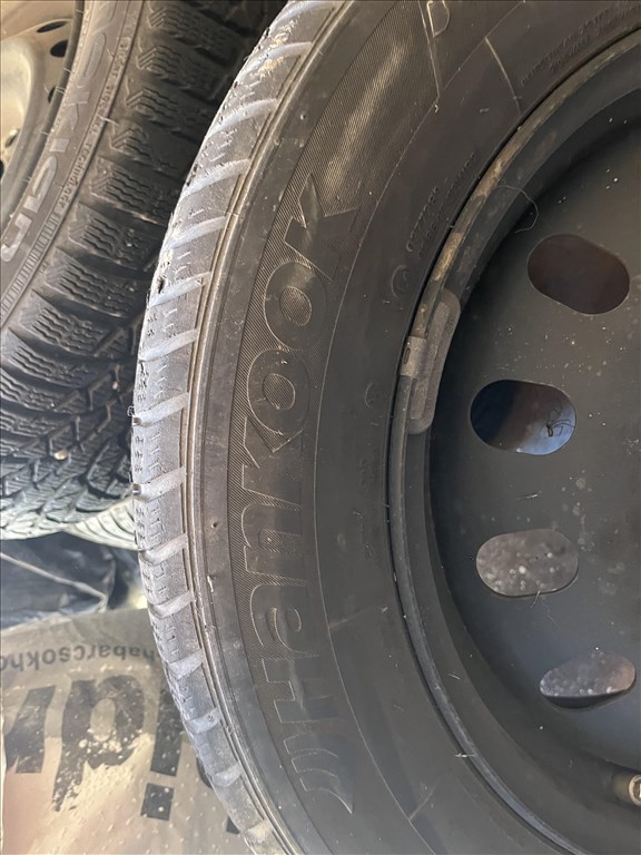  5x108 lyukosztású 16” (gyári felni) lemezfelni, rajta 215/60 használt Hankook téli gumi gumi 5. kép