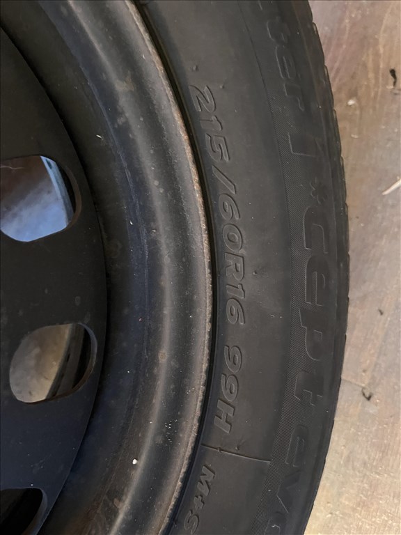  5x108 lyukosztású 16” (gyári felni) lemezfelni, rajta 215/60 használt Hankook téli gumi gumi 6. kép