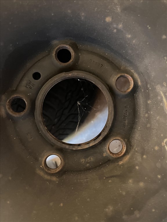  5x108 lyukosztású 16” (gyári felni) lemezfelni, rajta 215/60 használt Hankook téli gumi gumi 7. kép