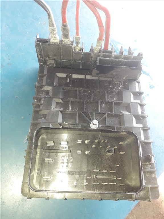 Skoda Octavia II Biztosítéktábla / Relé Tábla 1K0 937 125 A 2. kép