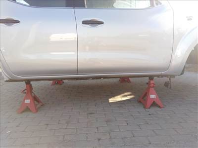 Nissan Navara jobb küszöb