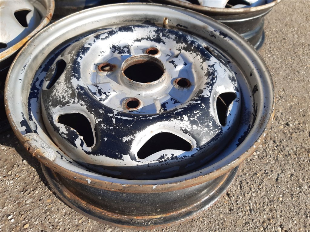 Suzuki Swift II 92-03 <p>Felni méret: 13"</p><p>Felni szélesség: 4.5</p><p>Furatszám: 4</p><p>Osztókör: 114.3</p><p>ET szám: ET45</p><p>Agy Átmérõ: 60.0</p><p>Állapot: Normál</p><p>Érdeklõdéskor hivatkozzon erre: KIN-40160</p><p>Bármire van szüksége hívjon bizalommal!<br>Kizárólag munkaidõben hétfõtõl - péntekig 8-12 13-16 óráig!<br>Alkatrészek széles választékban!<br>Hivatalos Regisztrált Autobontó Kecel!<br>Vásároljon Megbízható Helyrõl Beszerelési Garanciával Profiktól!</p> 20000 1. kép