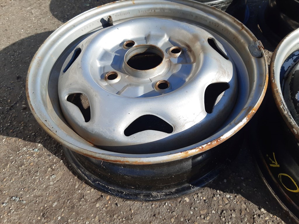 Suzuki Swift II 92-03 <p>Felni méret: 13"</p><p>Felni szélesség: 4.5</p><p>Furatszám: 4</p><p>Osztókör: 114.3</p><p>ET szám: ET45</p><p>Agy Átmérõ: 60.0</p><p>Állapot: Normál</p><p>Érdeklõdéskor hivatkozzon erre: KIN-40160</p><p>Bármire van szüksége hívjon bizalommal!<br>Kizárólag munkaidõben hétfõtõl - péntekig 8-12 13-16 óráig!<br>Alkatrészek széles választékban!<br>Hivatalos Regisztrált Autobontó Kecel!<br>Vásároljon Megbízható Helyrõl Beszerelési Garanciával Profiktól!</p> 20000 2. kép