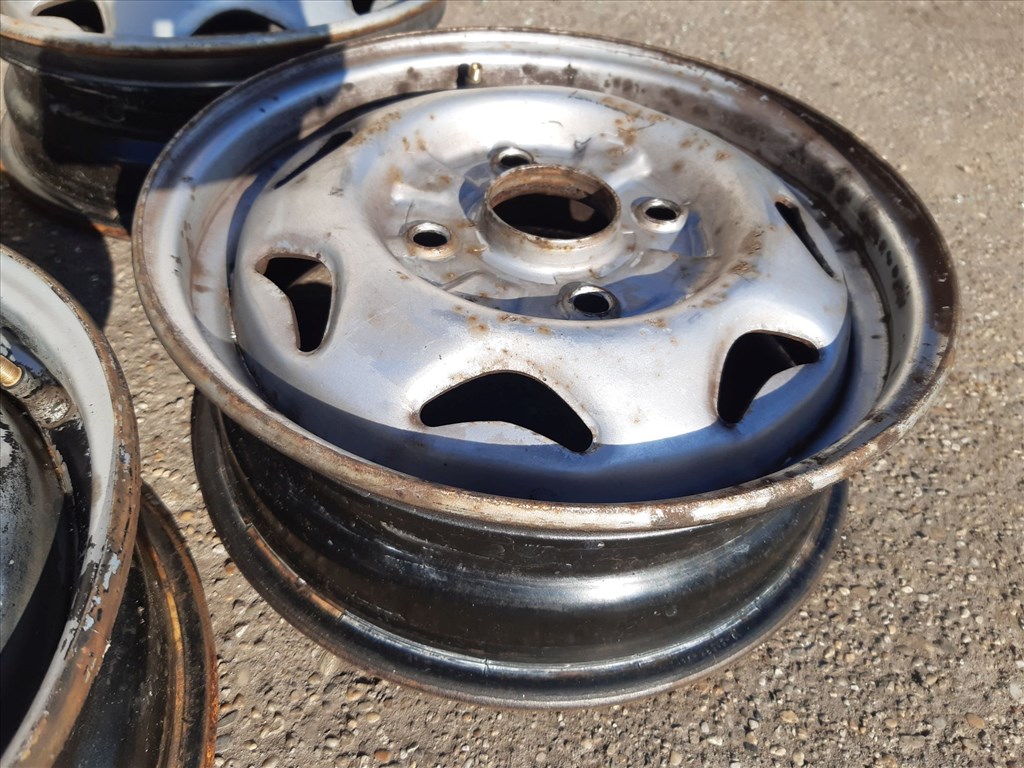 Suzuki Swift II 92-03 <p>Felni méret: 13"</p><p>Felni szélesség: 4.5</p><p>Furatszám: 4</p><p>Osztókör: 114.3</p><p>ET szám: ET45</p><p>Agy Átmérõ: 60.0</p><p>Állapot: Normál</p><p>Érdeklõdéskor hivatkozzon erre: KIN-40160</p><p>Bármire van szüksége hívjon bizalommal!<br>Kizárólag munkaidõben hétfõtõl - péntekig 8-12 13-16 óráig!<br>Alkatrészek széles választékban!<br>Hivatalos Regisztrált Autobontó Kecel!<br>Vásároljon Megbízható Helyrõl Beszerelési Garanciával Profiktól!</p> 20000 3. kép