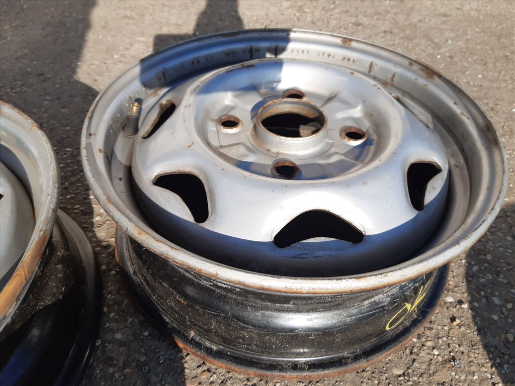 Suzuki Swift II 92-03 <p>Felni méret: 13"</p><p>Felni szélesség: 4.5</p><p>Furatszám: 4</p><p>Osztókör: 114.3</p><p>ET szám: ET45</p><p>Agy Átmérõ: 60.0</p><p>Állapot: Normál</p><p>Érdeklõdéskor hivatkozzon erre: KIN-40160</p><p>Bármire van szüksége hívjon bizalommal!<br>Kizárólag munkaidõben hétfõtõl - péntekig 8-12 13-16 óráig!<br>Alkatrészek széles választékban!<br>Hivatalos Regisztrált Autobontó Kecel!<br>Vásároljon Megbízható Helyrõl Beszerelési Garanciával Profiktól!</p> 20000 4. kép