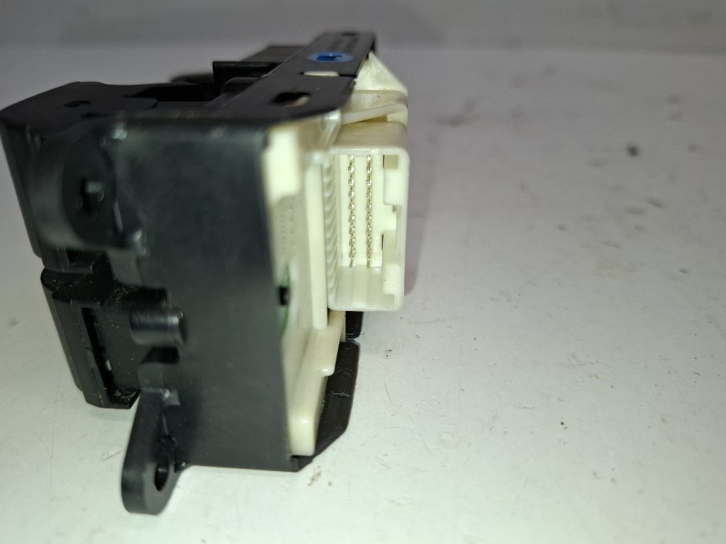 Toyota IQ bal elsõ ablakemelõ kapcsoló 8404074020 3. kép