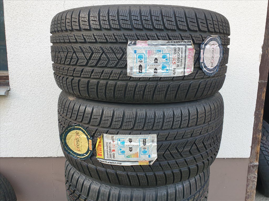  295/35 21 Pirelli Scorpion Winter TM 1. kép