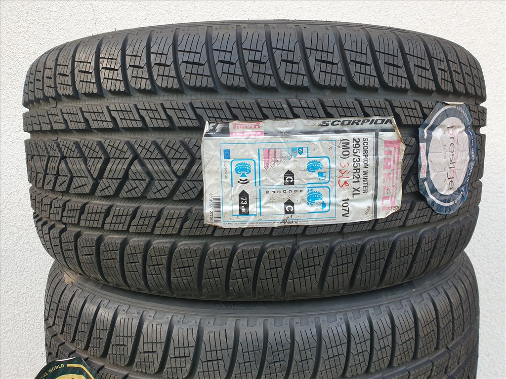 295/35 21 Pirelli Scorpion Winter TM 2. kép