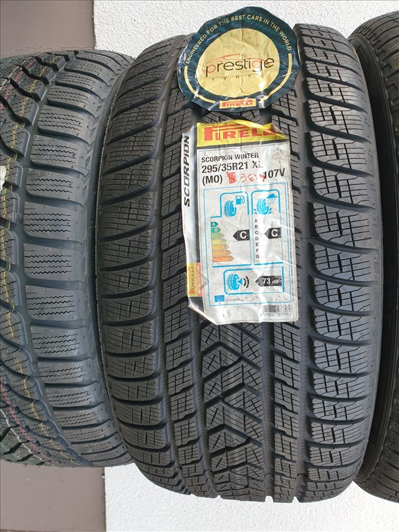  295/35 21 Pirelli Scorpion Winter TM 3. kép