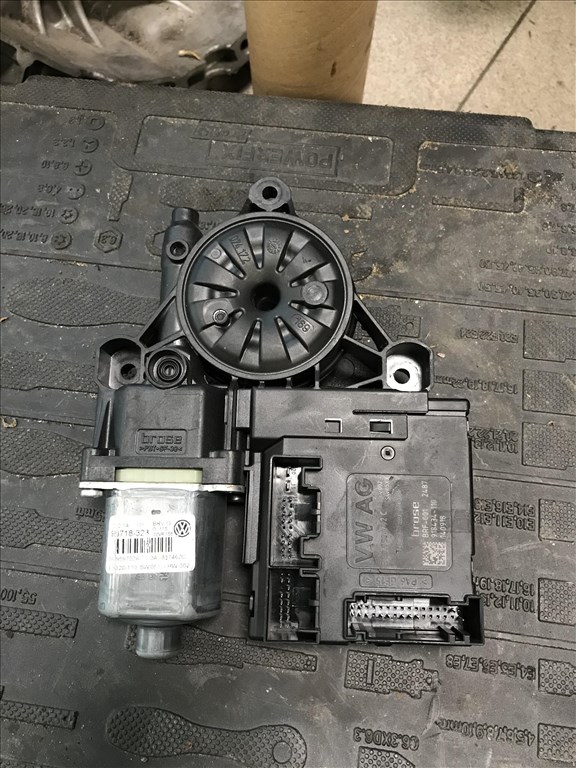 Volkswagen Passat B7 jobb első ablakemelő motor 3c0959792c 1. kép