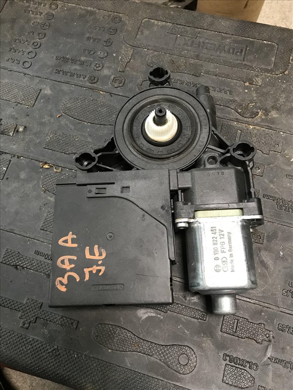 Volkswagen Passat B7 jobb első ablakemelő motor 3c0959792c 3. kép