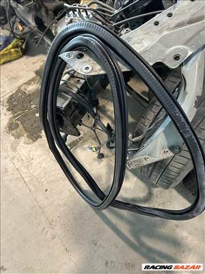 Audi A6 (C7 - 4G) Bal első kéder gumi