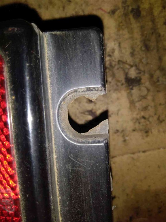 Suzuki Swift II 92-03 Jobb Hátsó Lámpabúra 3. kép