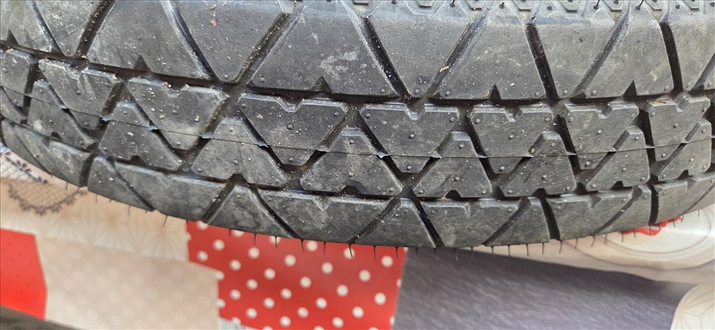  18" újszerű (gyári felni) lemezfelni, rajta 125/70 újszerű Continental nyári gumi gumi  2. kép