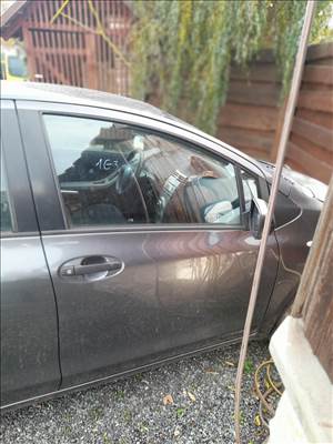 Toyota yaris xp90 jobb első ajtó 1g3
