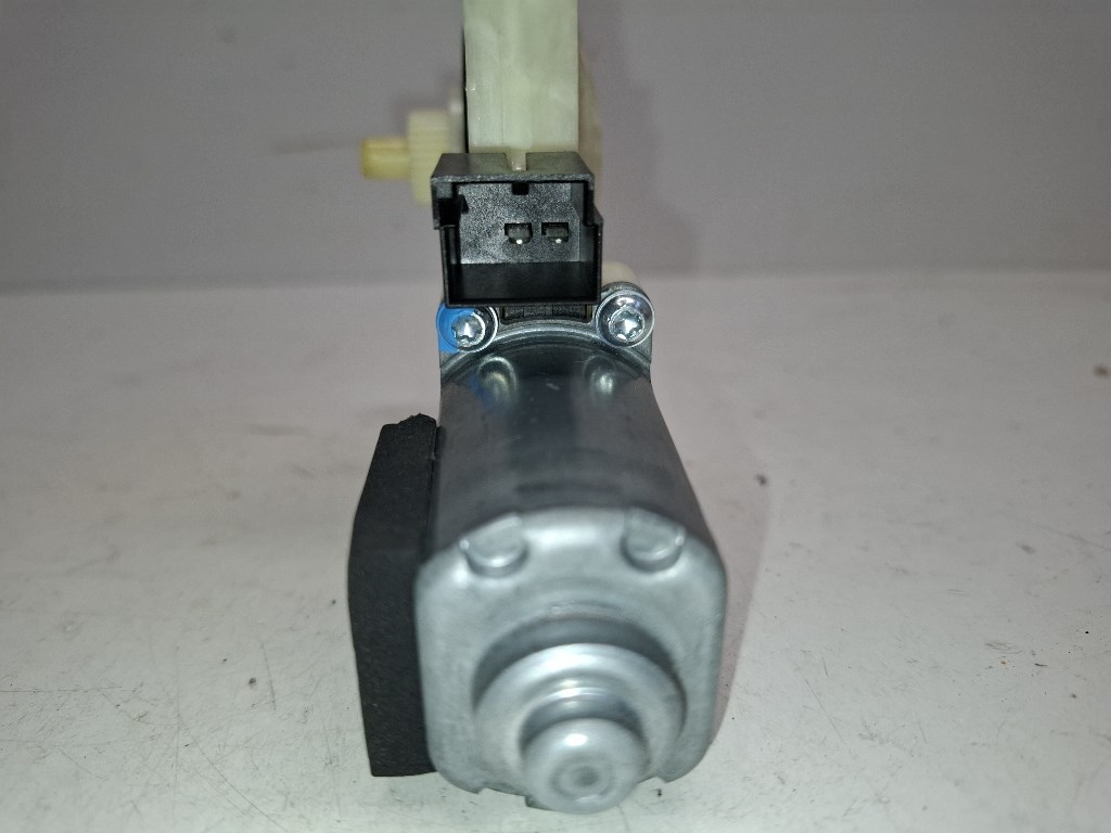 Volkswagen Passat VIII bal hátsó ablakemelõ motor 5Q4959802D 4. kép