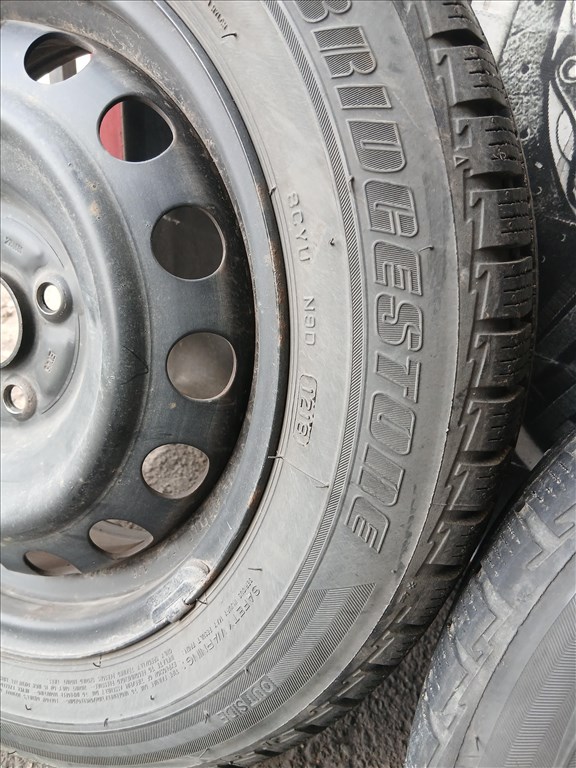  Yaris 4x100 15" lemezfelni, 175/65R15 használt Bridgestone téli gumi  2018 +tpms-szenzor 3. kép