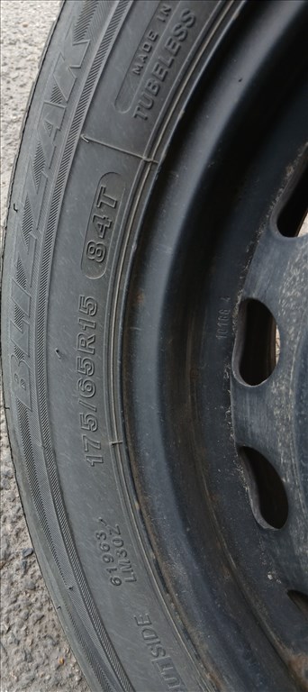  Yaris 4x100 15" lemezfelni, 175/65R15 használt Bridgestone téli gumi  2018 +tpms-szenzor 4. kép