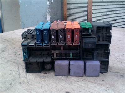 RENAULT LAGUNA 00-05 Biztosítéktábla BCM BSI BSM SAM GEM modul Motortér
