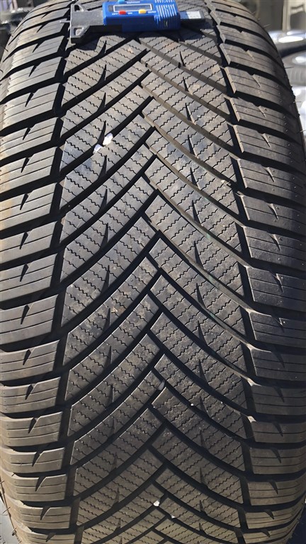 235 45 17 újszerű négyévszakos gumi 4db 235/45/17 1. kép