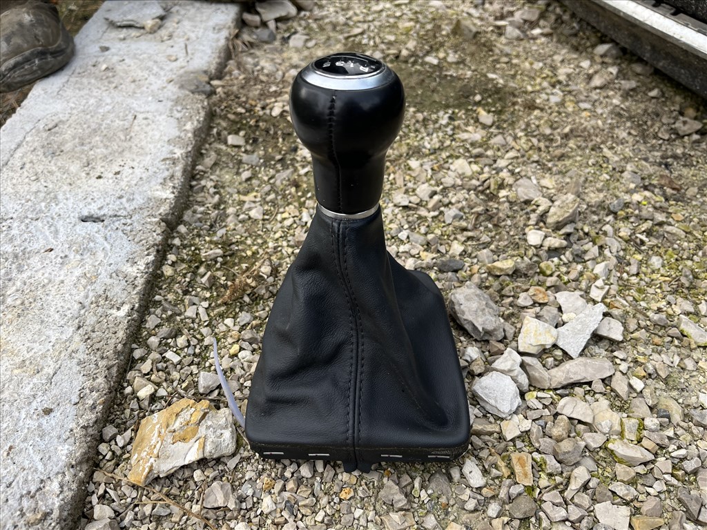 Audi A4 (B9 - 8W) Váltó gomb szoknyával 1. kép