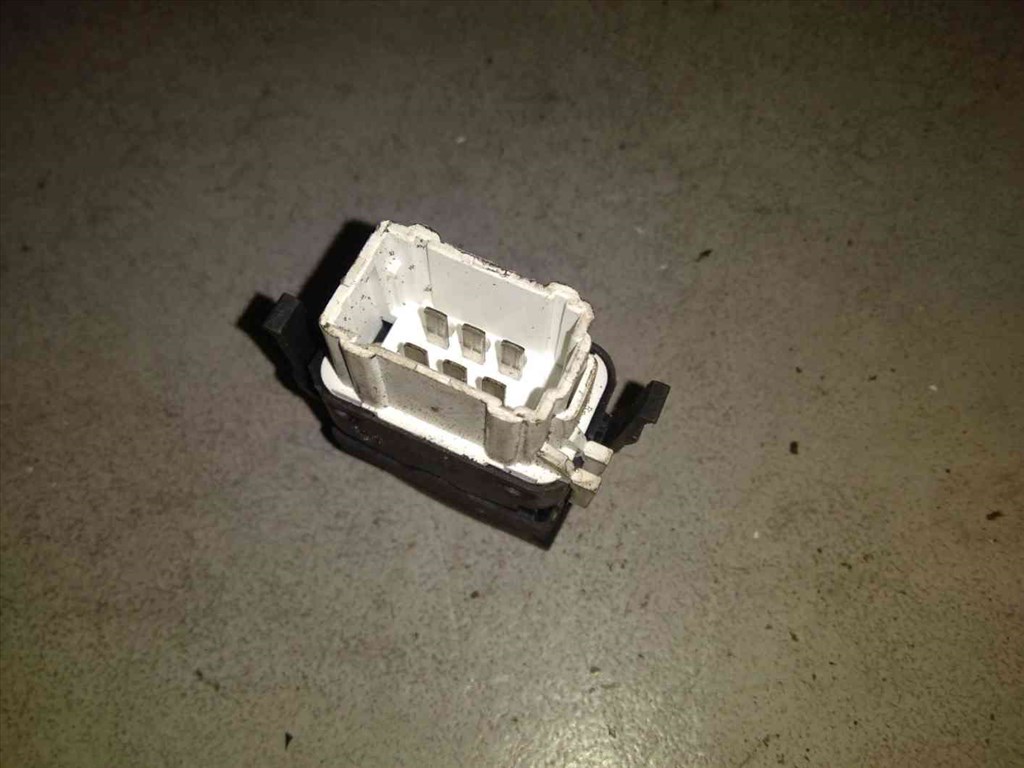 Renault Clio II Ablakemelõ Kapcsoló 2. kép