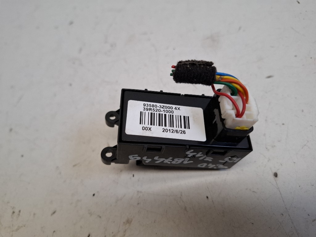 Hyundai I 40 bal hátsó ablakemelõ kapcsoló 935803Z000 3. kép