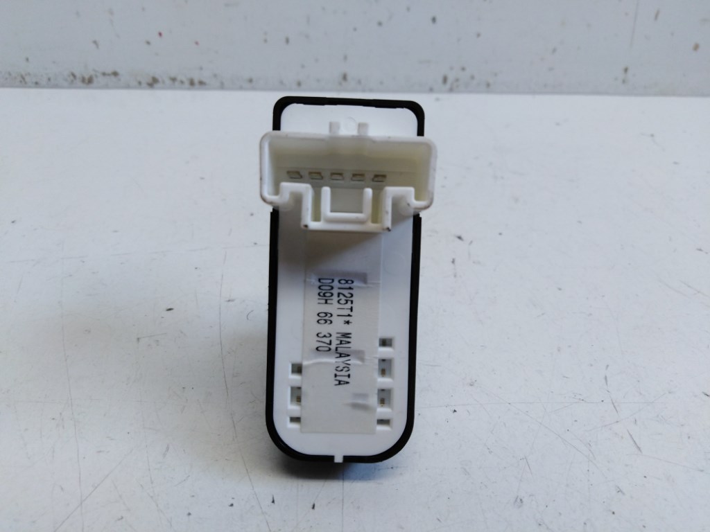 Mazda CX-3 jobb hátsó ablakemelõ kapcsoló D09H66370 2. kép