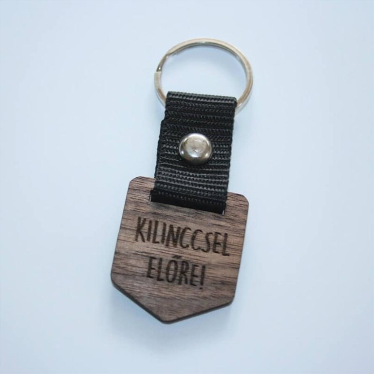 Egyedi kulcstartó "Kilinccsel Előre!" felirattal 1. kép