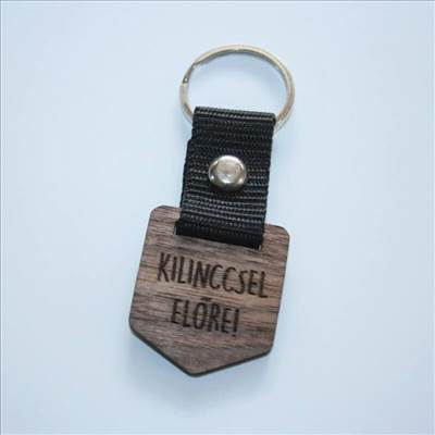 Egyedi kulcstartó "Kilinccsel Előre!" felirattal