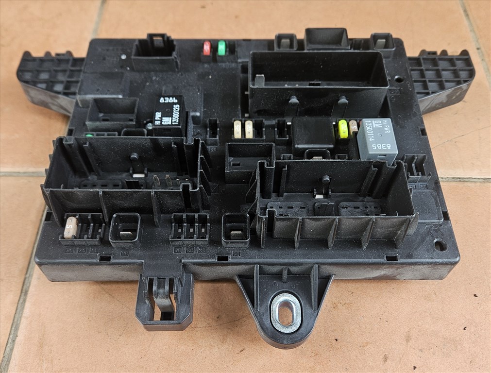 Opel Astra J 1.6 Turbo Biztosítéktábla csomagtér QP 13302300 1. kép