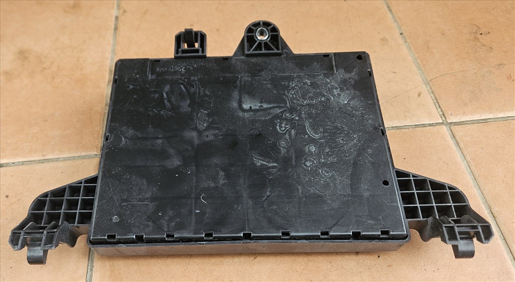 Opel Astra J 1.6 Turbo Biztosítéktábla csomagtér QP 13302300 2. kép