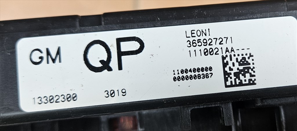 Opel Astra J 1.6 Turbo Biztosítéktábla csomagtér QP 13302300 3. kép