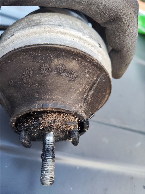 Audi A4/A6 újszerű motor tartó bak párban  2. kép