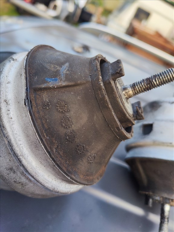 Audi A4/A6 újszerű motor tartó bak párban  3. kép