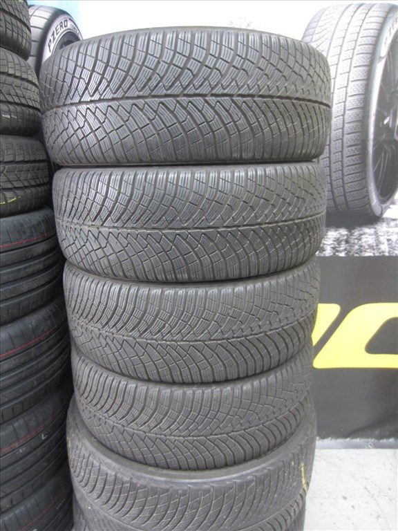  235/45 R20 PIRELLI PZERO WINTER2 100W 1. kép