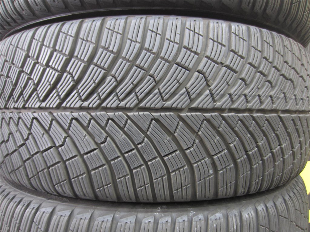  235/45 R20 PIRELLI PZERO WINTER2 100W 2. kép
