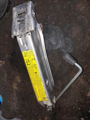 Volkswagen Bora 98-05 Emelő 8L0 011 031 A