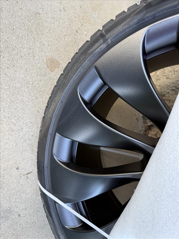 Tesla Model Y Performance 21" Überturbine Téli garnitúra eladó Új 4. kép