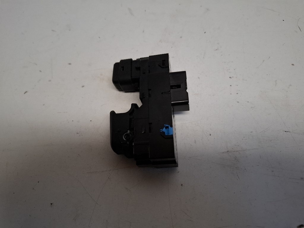 Hyundai IX35 (ELH) jobb hátsó ablakemelõ kapcsoló 3835211310 2. kép