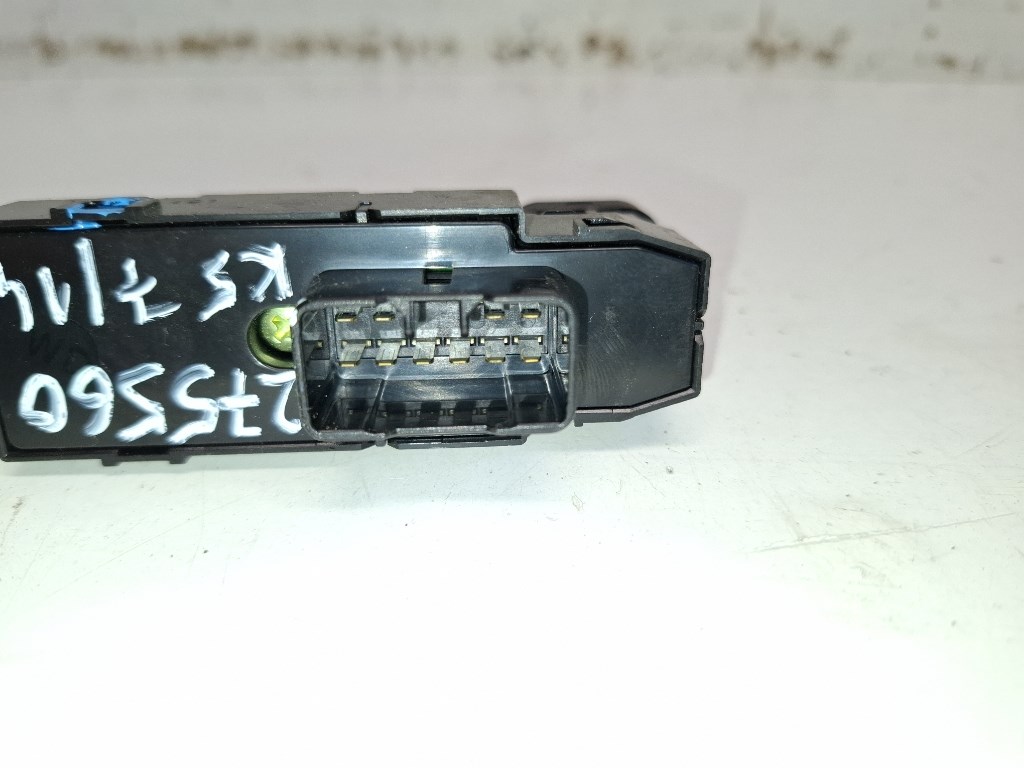 Hyundai IX35 (ELH) jobb hátsó ablakemelõ kapcsoló 3835211310 3. kép